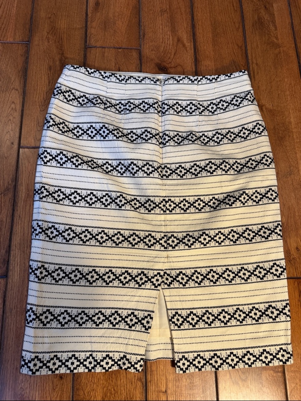 Ann Taylor Black and White Geometric Stripe Pencil Skirt - Picture 3 of 6